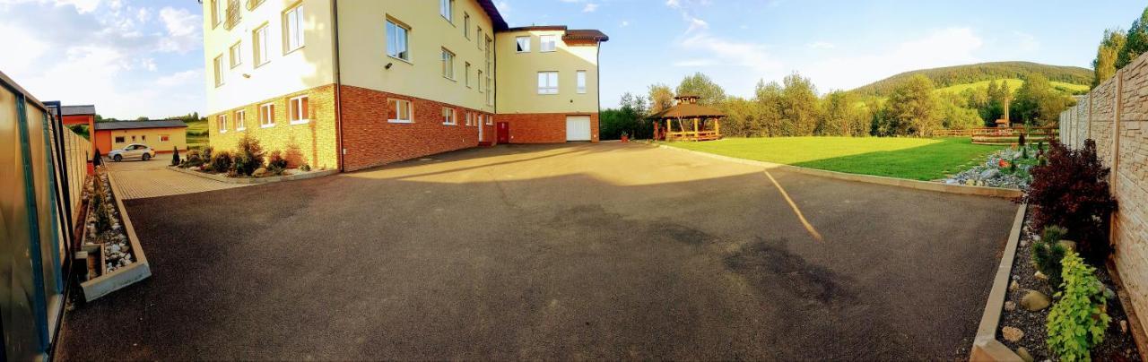 Agrohotel Tri Brezy Hrustin Dış mekan fotoğraf