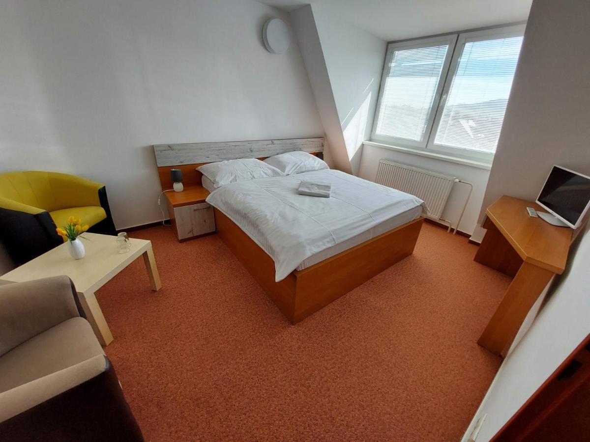 Agrohotel Tri Brezy Hrustin Dış mekan fotoğraf