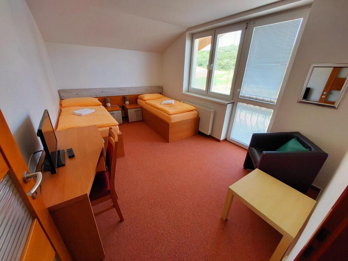 Agrohotel Tri Brezy Hrustin Dış mekan fotoğraf