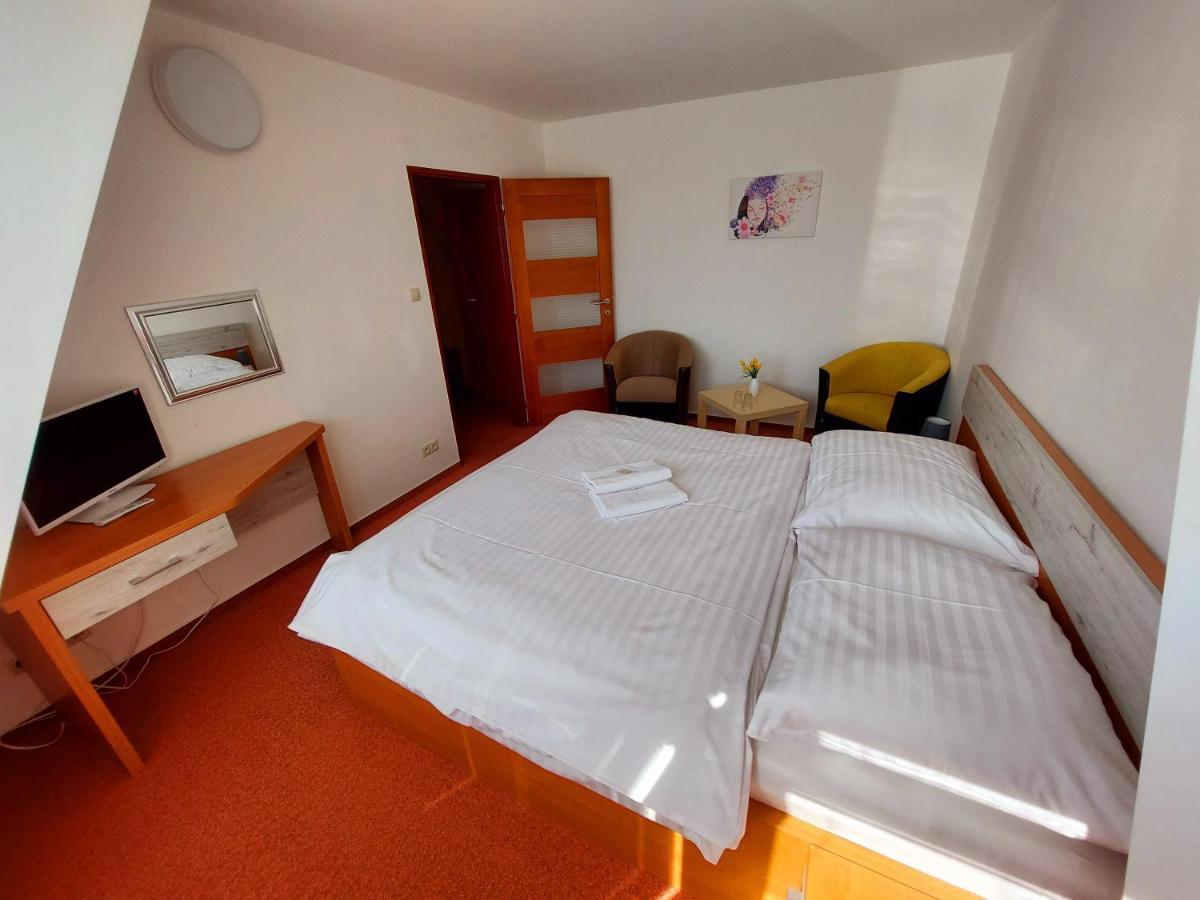 Agrohotel Tri Brezy Hrustin Dış mekan fotoğraf