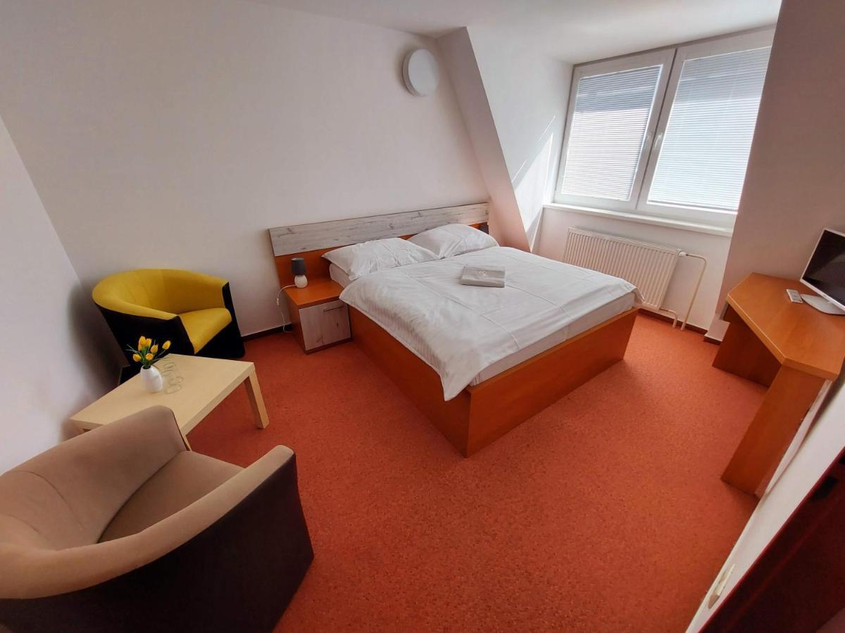 Agrohotel Tri Brezy Hrustin Dış mekan fotoğraf