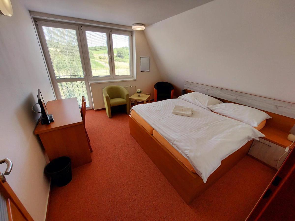 Agrohotel Tri Brezy Hrustin Dış mekan fotoğraf