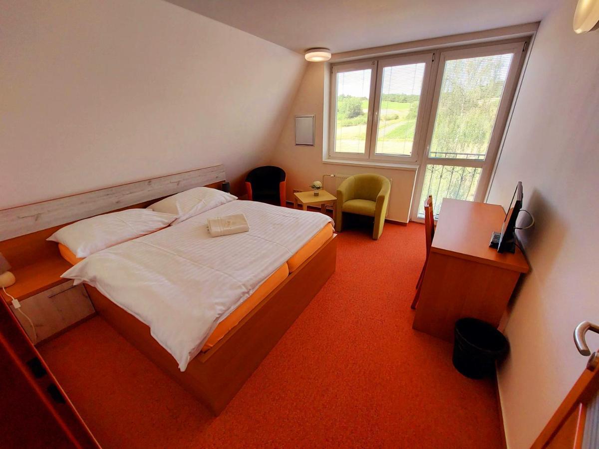 Agrohotel Tri Brezy Hrustin Dış mekan fotoğraf