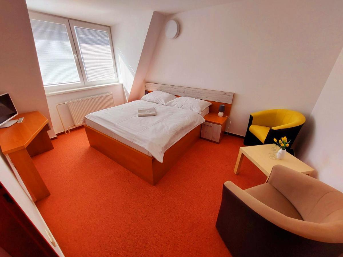 Agrohotel Tri Brezy Hrustin Dış mekan fotoğraf
