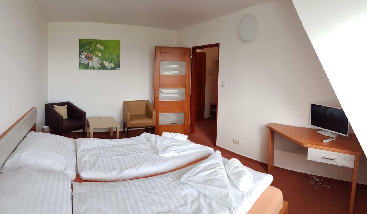 Agrohotel Tri Brezy Hrustin Dış mekan fotoğraf