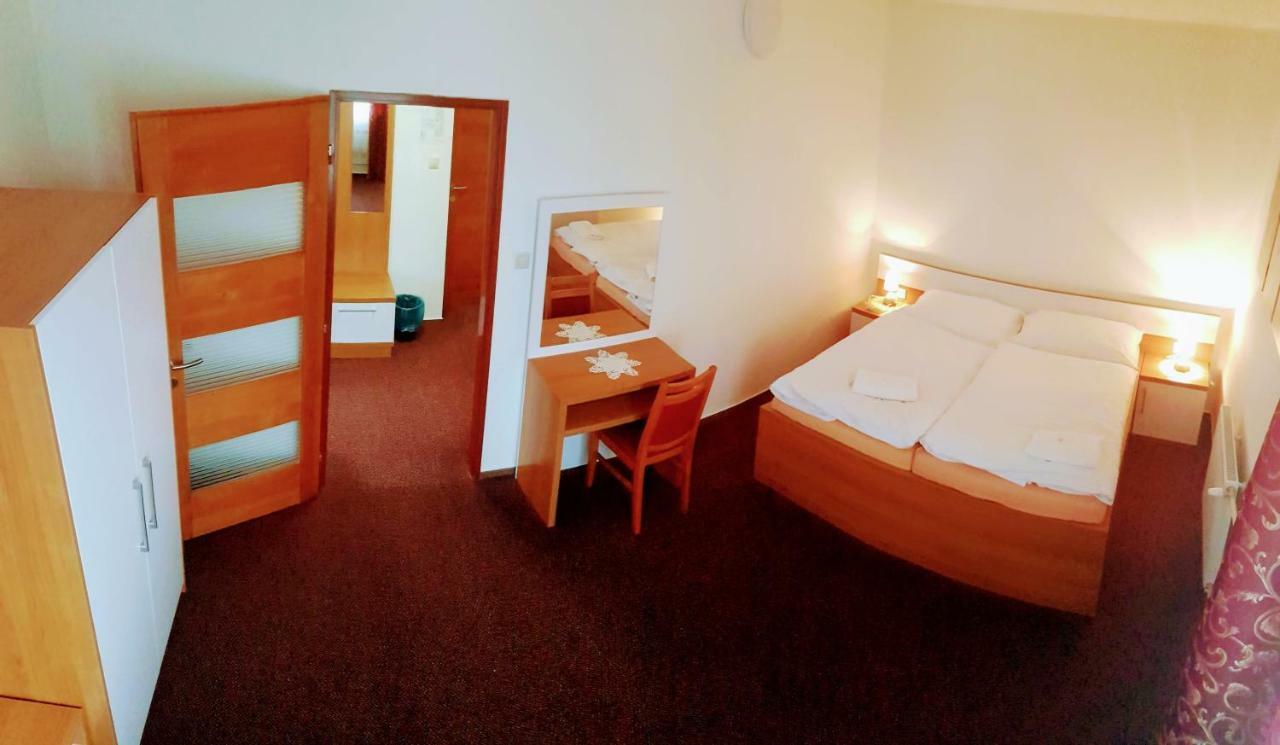 Agrohotel Tri Brezy Hrustin Dış mekan fotoğraf